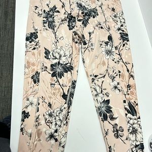 Victoria secret women’s yoga pants nwot floral pattern with side pockets